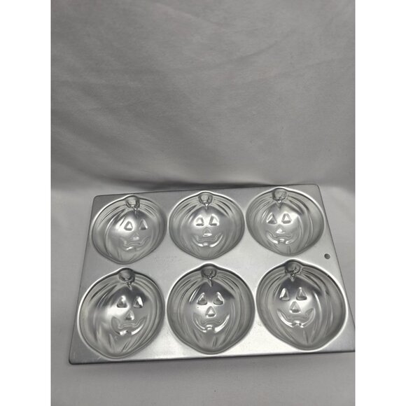 Wilton Vintage Halloween Pumpkin Cupcake Pan 1983 Cake Muffin Baking Mold - Picture 1 of 9